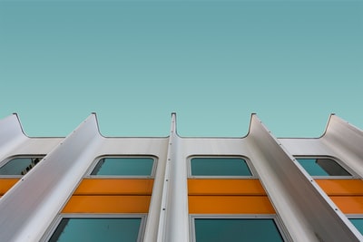 白色和橙色结构的低角度照片
